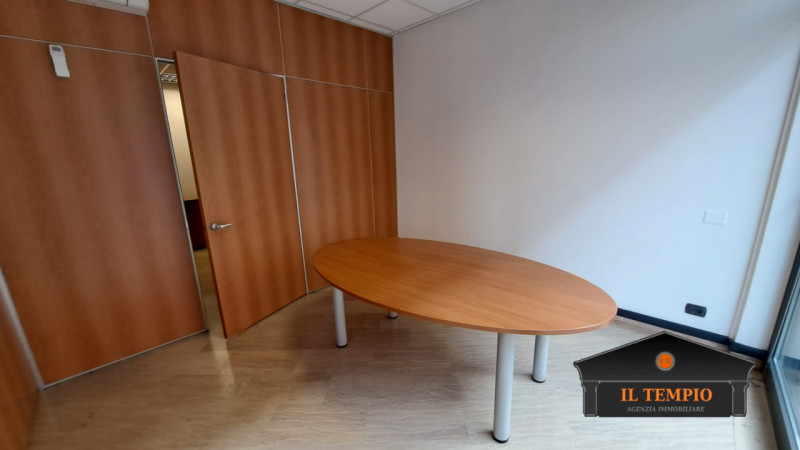 VICENZA -ISTITUTO ROSSI: in zona di forte passaggio e ben visibile, servita da scuole, supermerca...