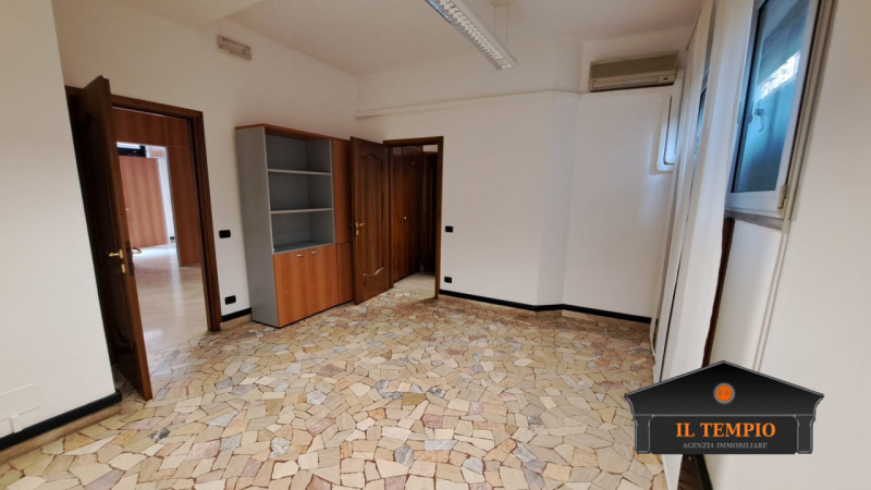 VICENZA -ISTITUTO ROSSI: in zona di forte passaggio e ben visibile, servita da scuole, supermerca...