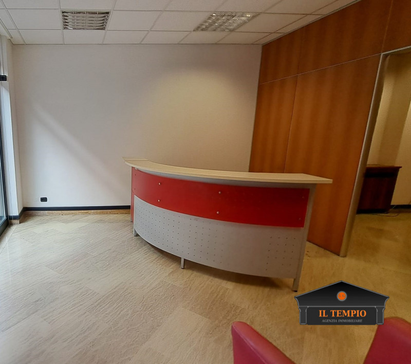 VICENZA -ISTITUTO ROSSI: in zona di forte passaggio e ben visibile, servita da scuole, supermerca...