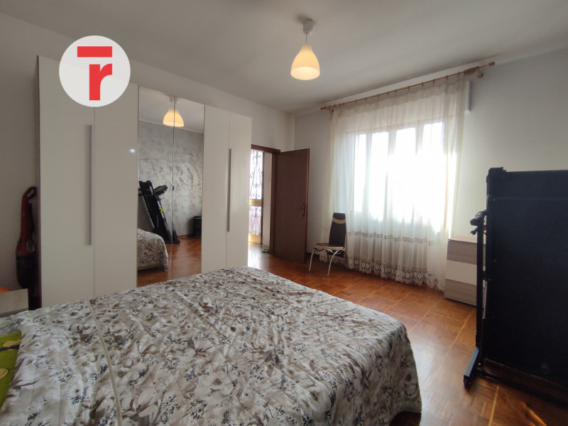 Tavo - In zona centrale rispetto alla chiesa, comoda alla fermata dell'autobus e alla farmacia. 
...