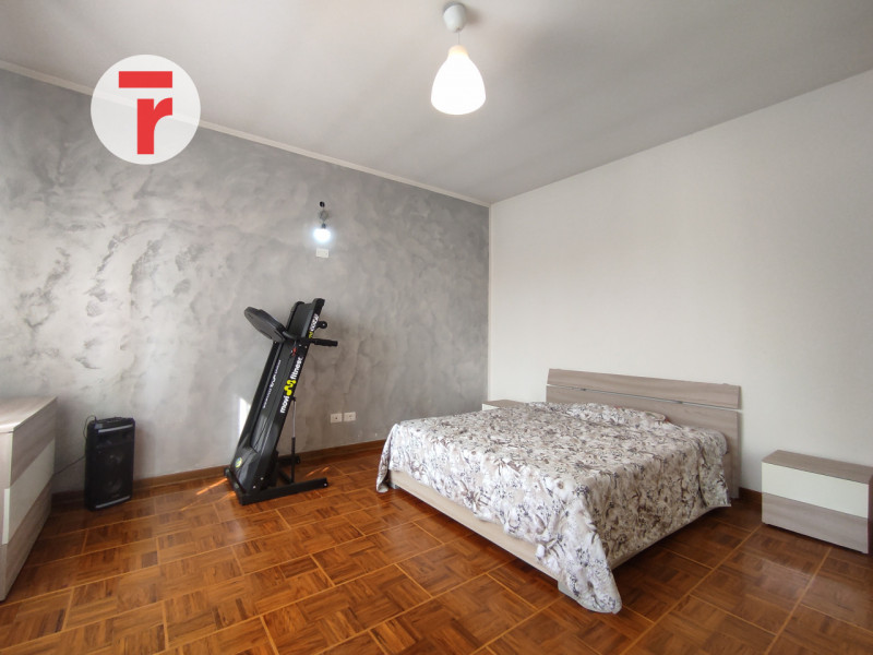 Tavo - In zona centrale rispetto alla chiesa, comoda alla fermata dell'autobus e alla farmacia. 
...