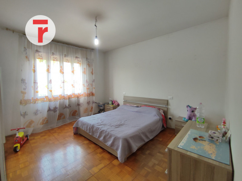 Tavo - In zona centrale rispetto alla chiesa, comoda alla fermata dell'autobus e alla farmacia. 
...