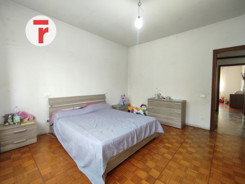 Tavo - In zona centrale rispetto alla chiesa, comoda alla fermata dell'autobus e alla farmacia. 
...