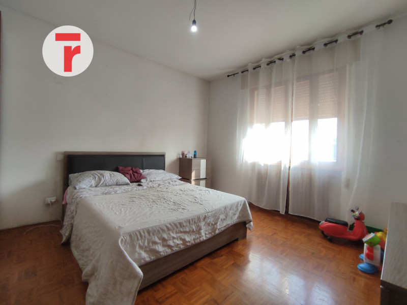 Tavo - In zona centrale rispetto alla chiesa, comoda alla fermata dell'autobus e alla farmacia. 
...