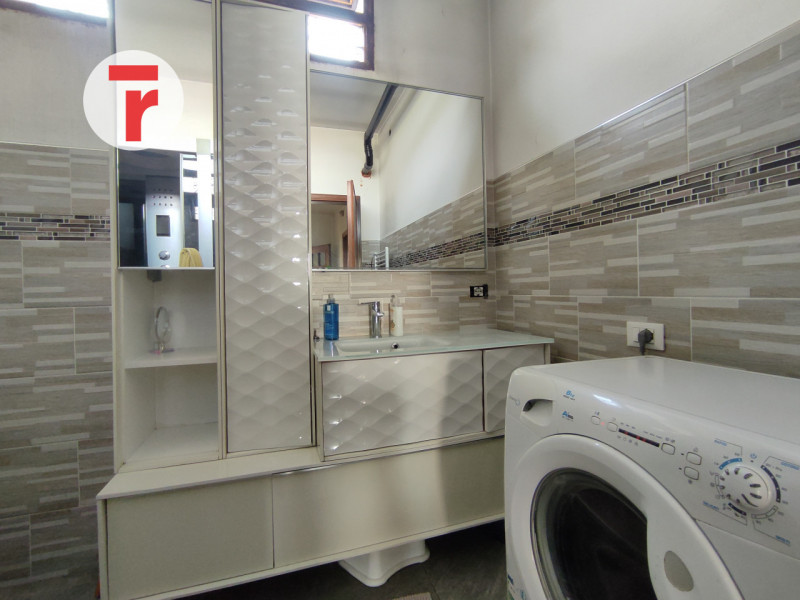 Tavo - In zona centrale rispetto alla chiesa, comoda alla fermata dell'autobus e alla farmacia. 
...