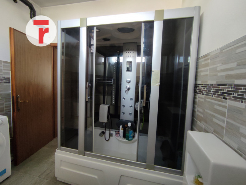 Tavo - In zona centrale rispetto alla chiesa, comoda alla fermata dell'autobus e alla farmacia. 
...