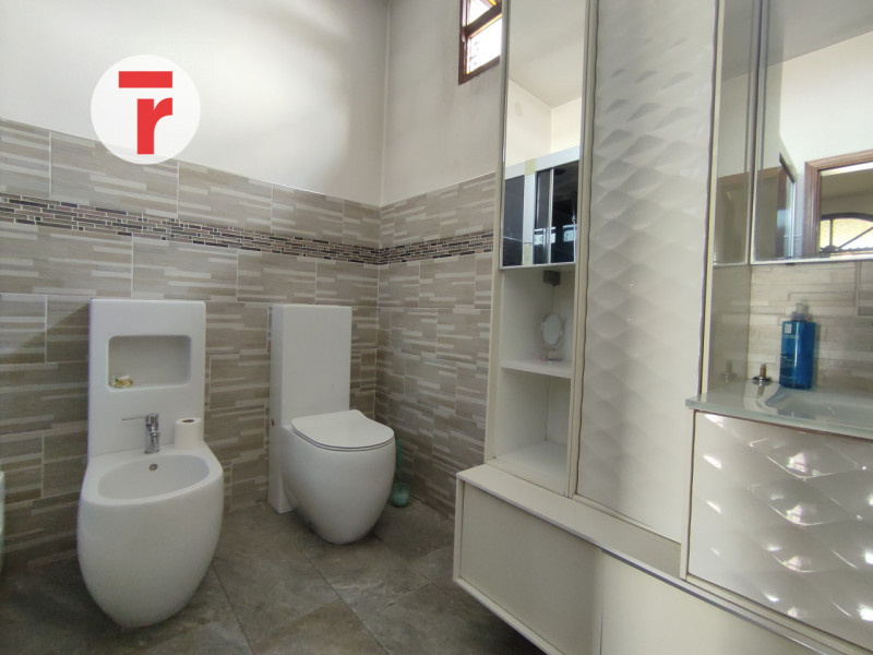 Tavo - In zona centrale rispetto alla chiesa, comoda alla fermata dell'autobus e alla farmacia. 
...