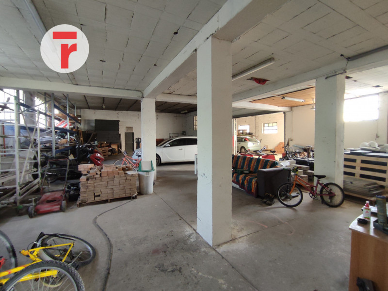 Tavo - In zona centrale rispetto alla chiesa, comoda alla fermata dell'autobus e alla farmacia. 
...