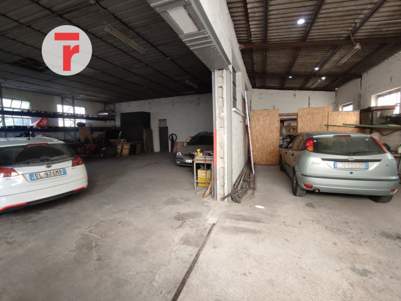 Tavo - In zona centrale rispetto alla chiesa, comoda alla fermata dell'autobus e alla farmacia. 
...