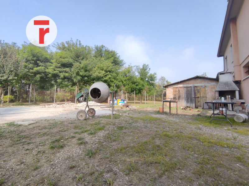 Tavo - In zona centrale rispetto alla chiesa, comoda alla fermata dell'autobus e alla farmacia. 
...
