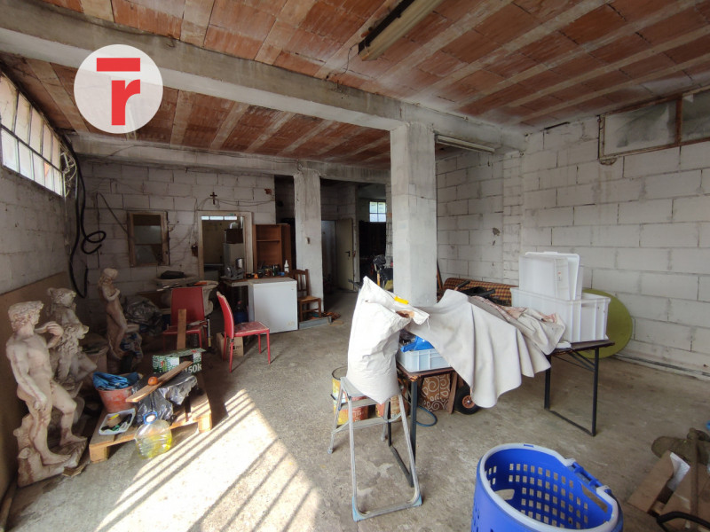 Tavo - In zona centrale rispetto alla chiesa, comoda alla fermata dell'autobus e alla farmacia. 
...