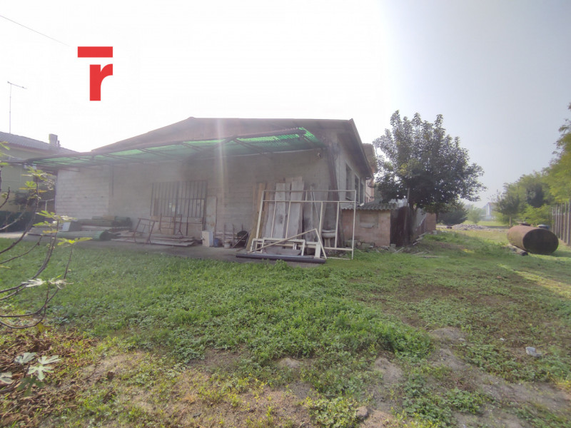 Tavo - In zona centrale rispetto alla chiesa, comoda alla fermata dell'autobus e alla farmacia. 
...