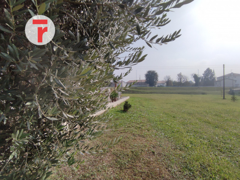 Tavo - In zona centrale rispetto alla chiesa, comoda alla fermata dell'autobus e alla farmacia. 
...