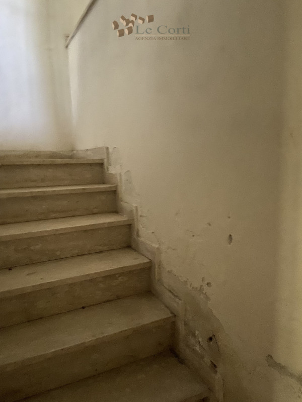 In splendida posizione collinare, immerso nel verde,  proponiamo in vendita un  rustico da ristru...