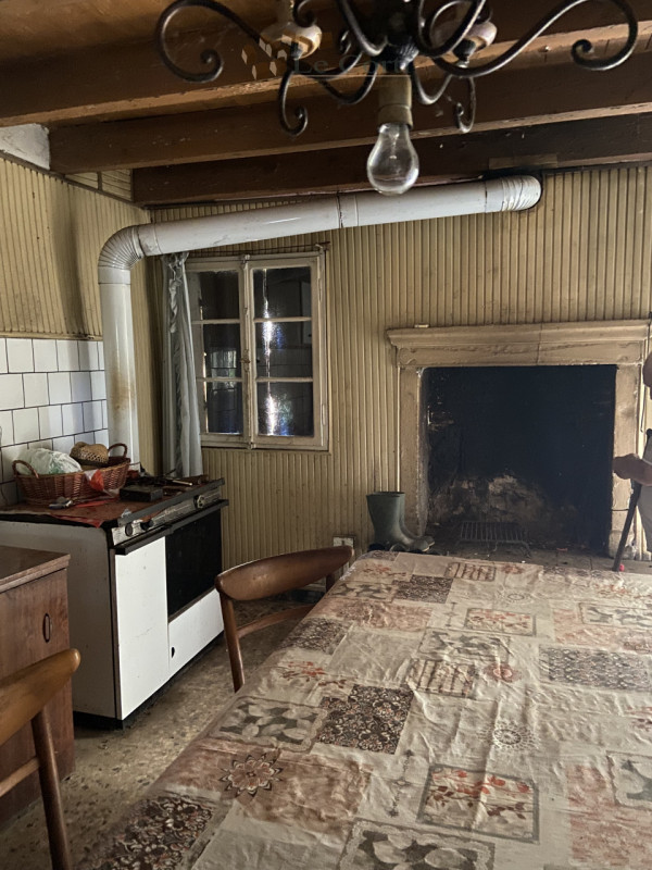 In splendida posizione collinare, immerso nel verde,  proponiamo in vendita un  rustico da ristru...