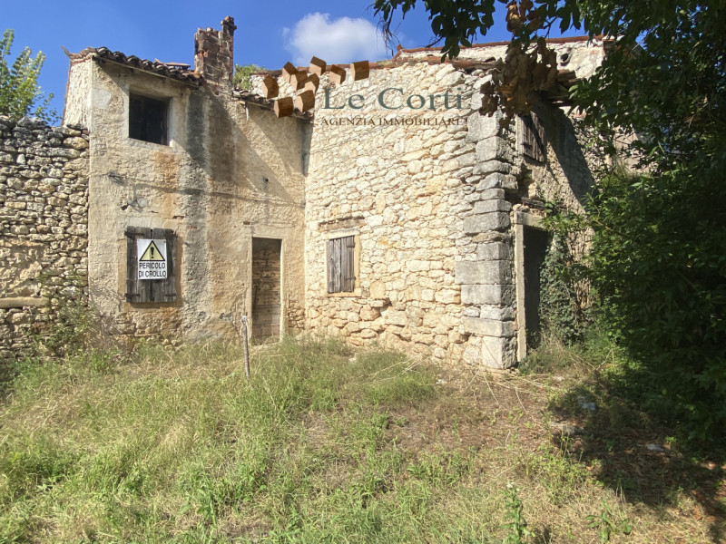 Abitazione rustica che si sviluppa su una superficie di circa mq. 250 caratterizzato da elementi ...