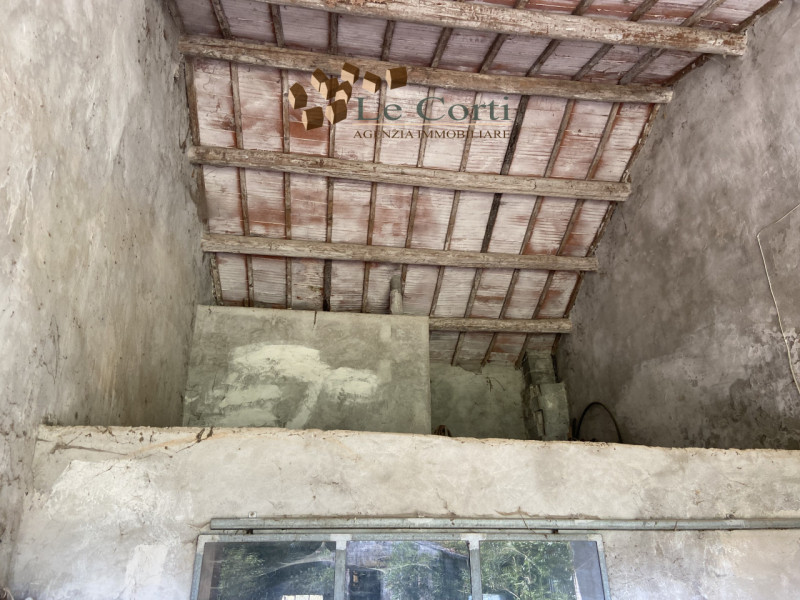 Abitazione rustica che si sviluppa su una superficie di circa mq. 250 caratterizzato da elementi ...