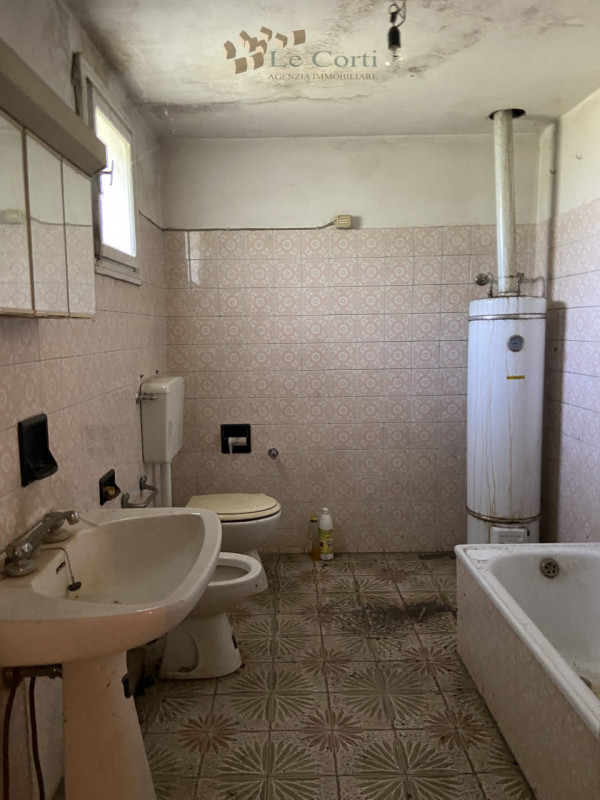 In splendida posizione collinare, immerso nel verde,  proponiamo in vendita un  rustico da ristru...