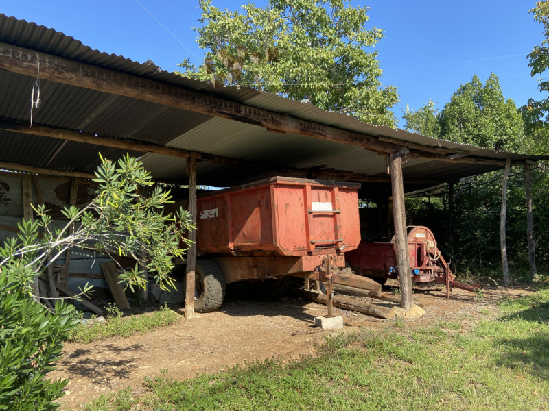 In splendida posizione collinare, immerso nel verde,  proponiamo in vendita un  rustico da ristru...