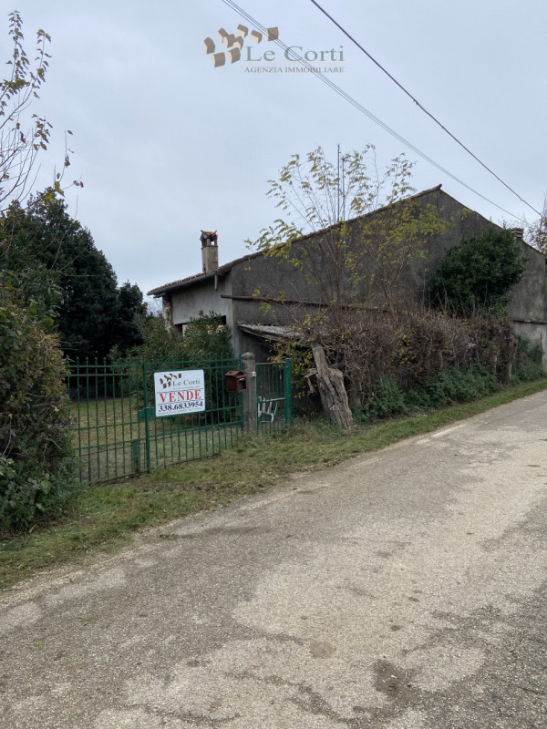 In splendida posizione collinare, immerso nel verde,  proponiamo in vendita un  rustico da ristru...
