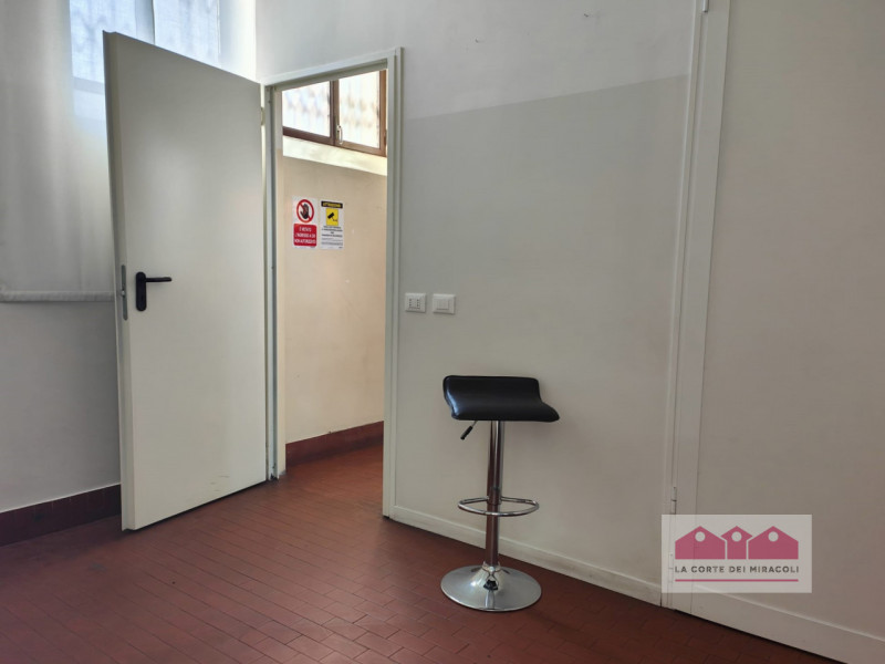 MAROLA-VILLAGGIO MONTE GRAPPA: MAGAZZINO DI  MQ 200 CON INGRESSO INDIPENDENTE ED AREA ESTERNA ESC...