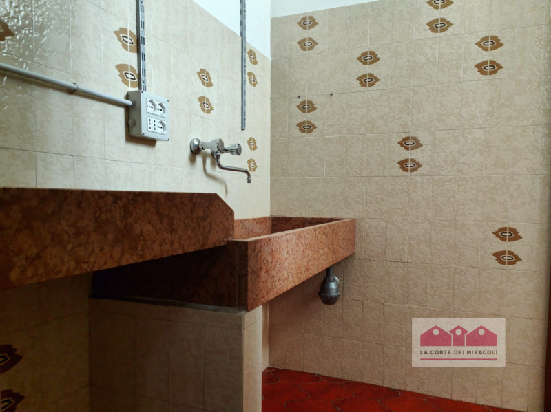 MAROLA-VILLAGGIO MONTE GRAPPA: MAGAZZINO DI  MQ 200 CON INGRESSO INDIPENDENTE ED AREA ESTERNA ESC...