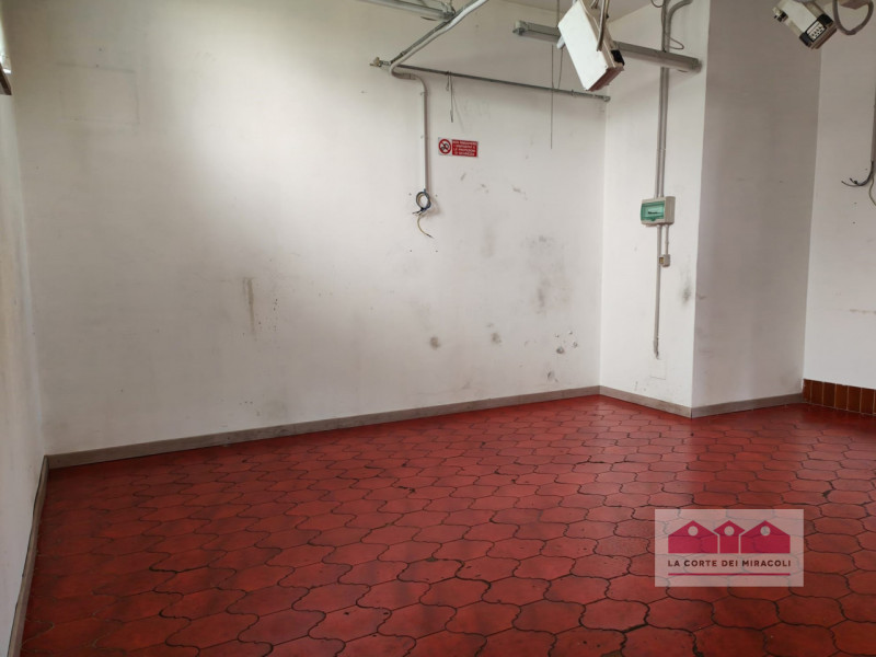 MAROLA-VILLAGGIO MONTE GRAPPA: MAGAZZINO DI  MQ 200 CON INGRESSO INDIPENDENTE ED AREA ESTERNA ESC...