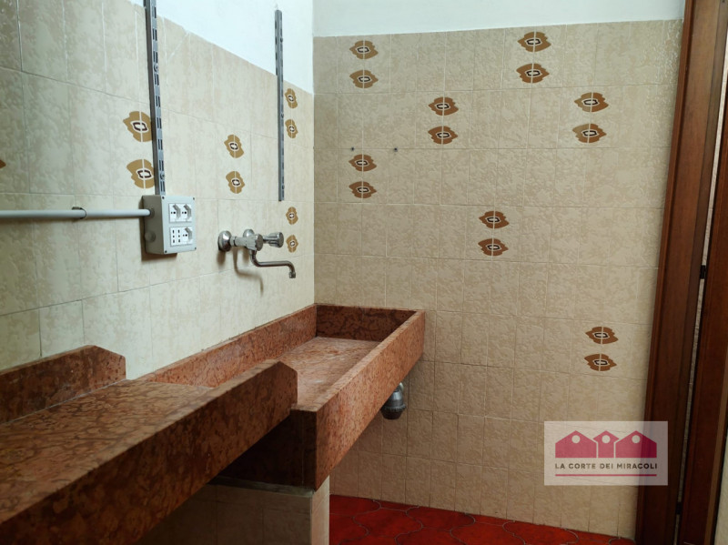 MAROLA-VILLAGGIO MONTE GRAPPA: MAGAZZINO DI  MQ 200 CON INGRESSO INDIPENDENTE ED AREA ESTERNA ESC...