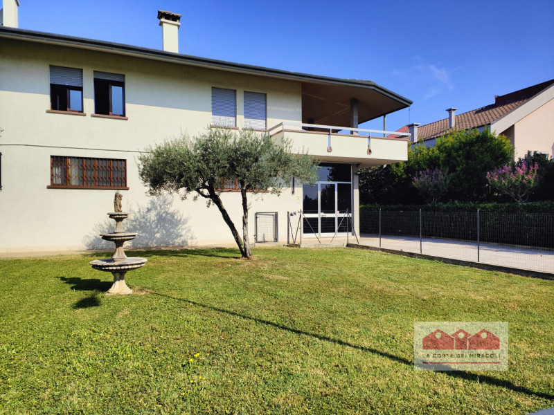 MAROLA-VILLAGGIO MONTE GRAPPA: MAGAZZINO DI  MQ 200 CON INGRESSO INDIPENDENTE ED AREA ESTERNA ESC...