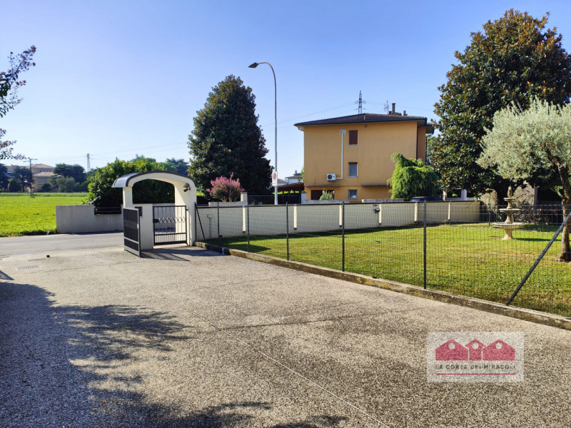 MAROLA-VILLAGGIO MONTE GRAPPA: MAGAZZINO DI  MQ 200 CON INGRESSO INDIPENDENTE ED AREA ESTERNA ESC...