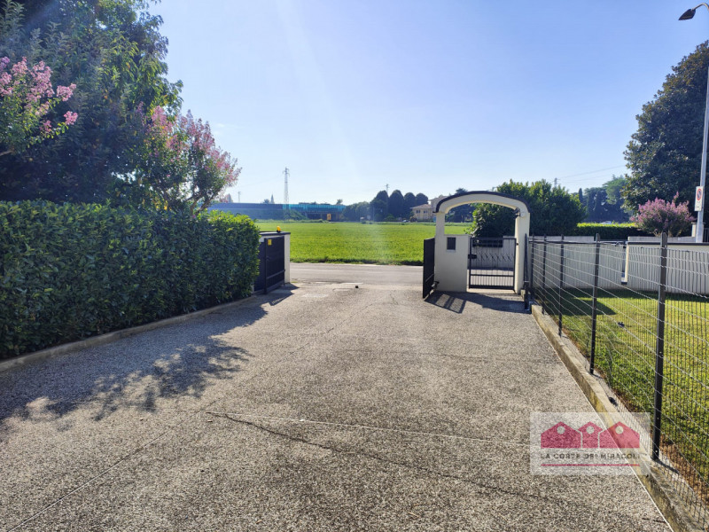 MAROLA-VILLAGGIO MONTE GRAPPA: MAGAZZINO DI  MQ 200 CON INGRESSO INDIPENDENTE ED AREA ESTERNA ESC...