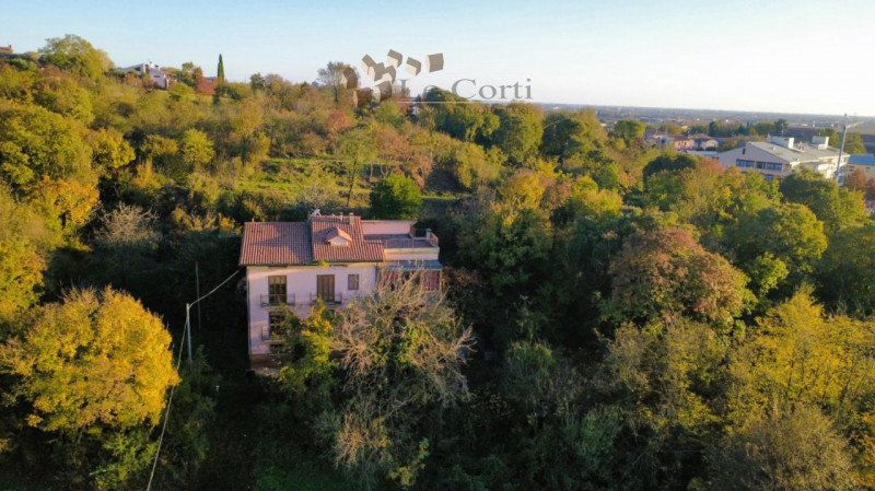 In una posizione collinare e soleggiata, comoda al centro di Lonigo, proponiamo in vendita un'amp...