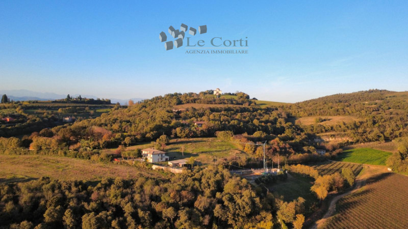 In una posizione collinare e soleggiata, comoda al centro di Lonigo, proponiamo in vendita un'amp...