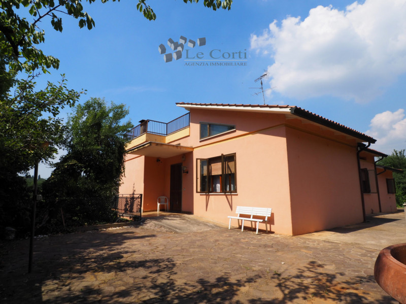 In una posizione collinare e soleggiata, comoda al centro di Lonigo, proponiamo in vendita un'amp...