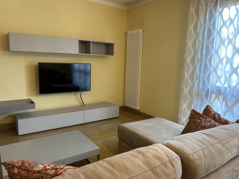 VIA PERTILE - NO STUDENTI , SOLO ALTAMENTE REFERENZIATI AFFITTASI APPARTAMENTO IN STABILE SIGNORI...