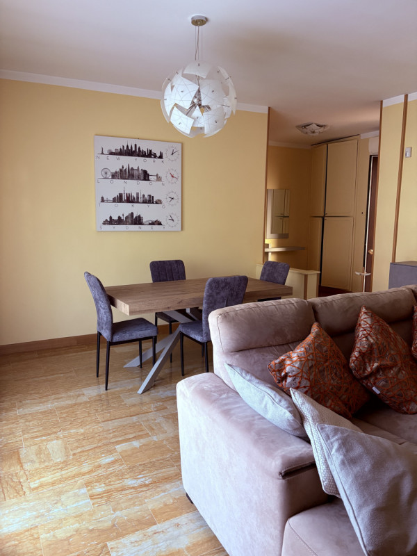 VIA PERTILE - NO STUDENTI , SOLO ALTAMENTE REFERENZIATI AFFITTASI APPARTAMENTO IN STABILE SIGNORI...