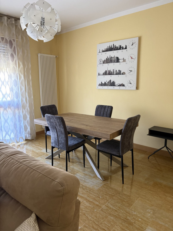 VIA PERTILE - NO STUDENTI , SOLO ALTAMENTE REFERENZIATI AFFITTASI APPARTAMENTO IN STABILE SIGNORI...