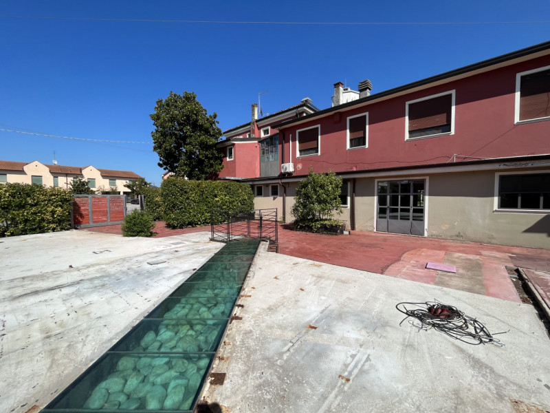 Nel cuore della campagna veneta, nella tranquilla frazione di Lissaro, comune di Mestrino, propon...