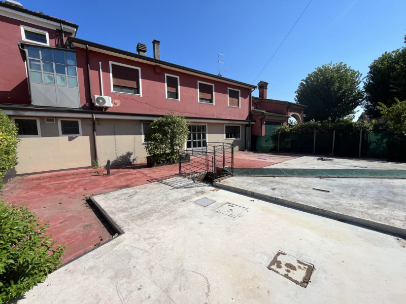 Nel cuore della campagna veneta, nella tranquilla frazione di Lissaro, comune di Mestrino, propon...