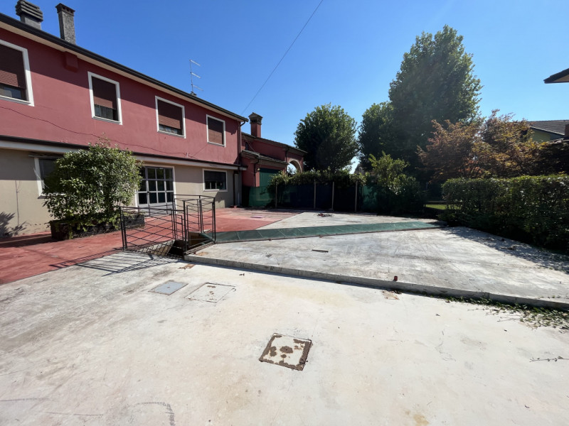 Nel cuore della campagna veneta, nella tranquilla frazione di Lissaro, comune di Mestrino, propon...