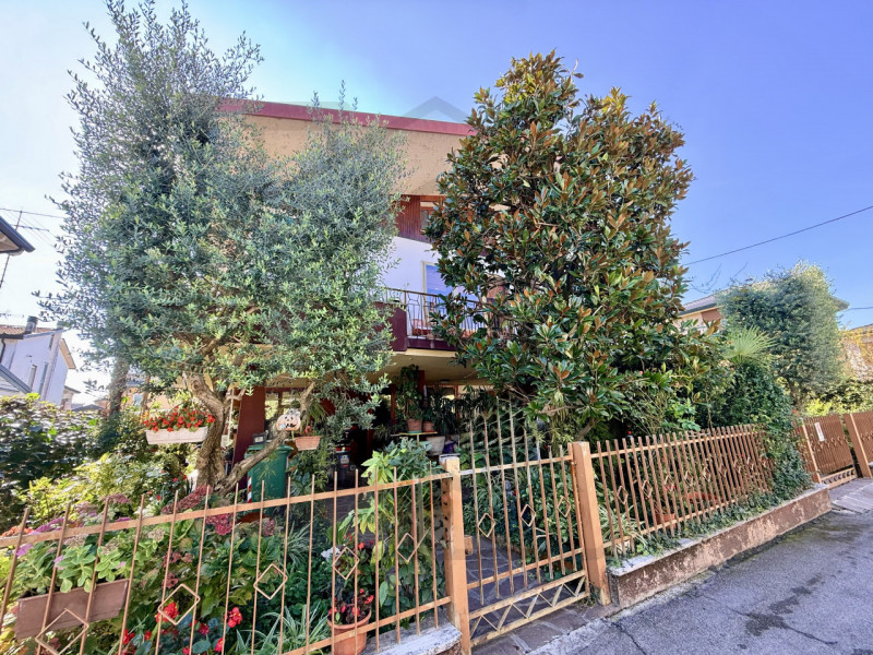 ABANO TERME – Nel cuore del prestigioso quartiere San Lorenzo, una delle zone più centrali e ambi...