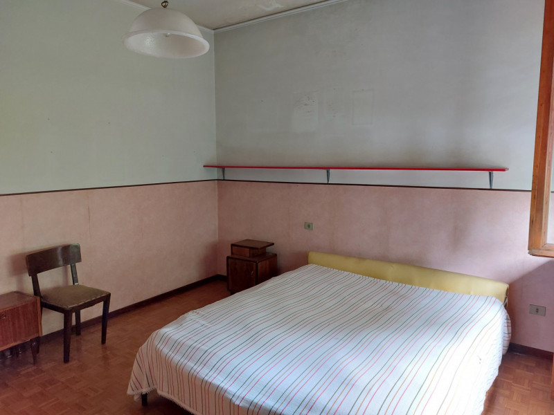 A Spresiano (TV), proponiamo in vendita casa singola da ristrutturare di 400 metri quadrati circa...