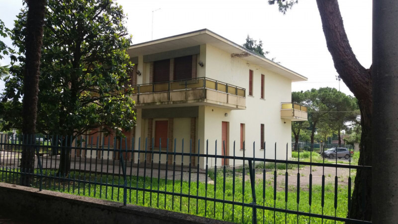 A Spresiano (TV), proponiamo in vendita casa singola da ristrutturare di 400 metri quadrati circa...