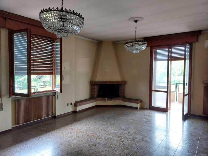 A Spresiano (TV), proponiamo in vendita casa singola da ristrutturare di 400 metri quadrati circa...