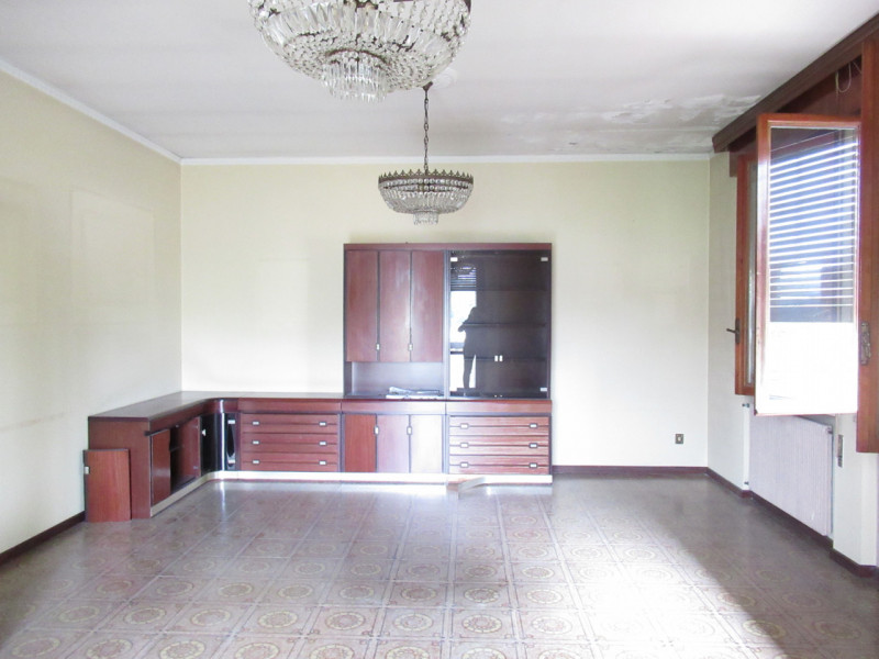 A Spresiano (TV), proponiamo in vendita casa singola da ristrutturare di 400 metri quadrati circa...