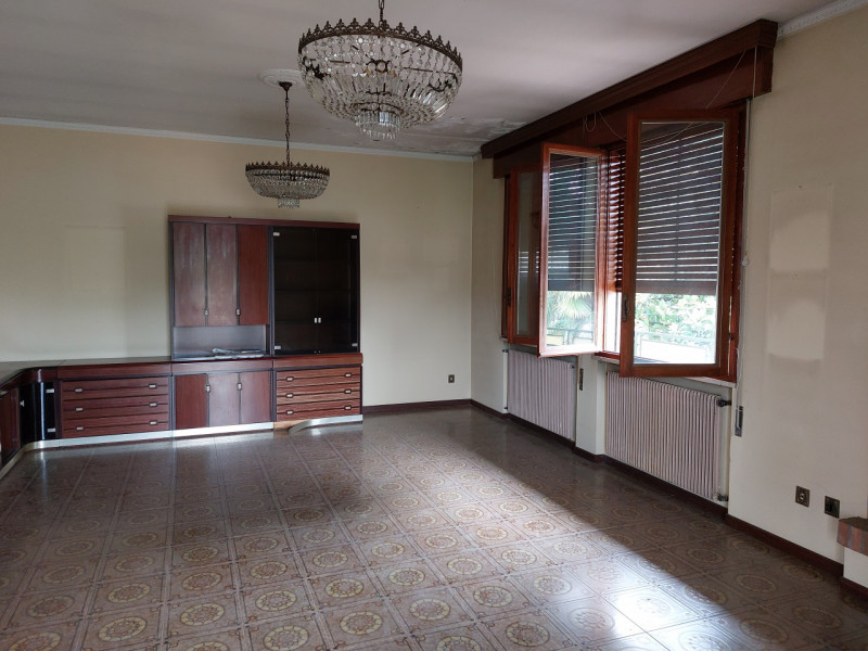 A Spresiano (TV), proponiamo in vendita casa singola da ristrutturare di 400 metri quadrati circa...