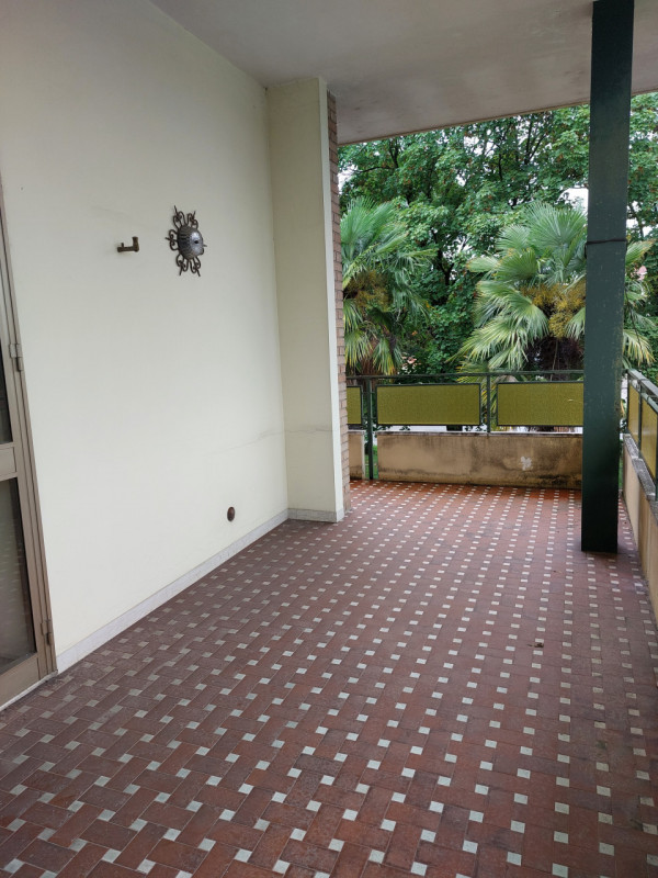 A Spresiano (TV), proponiamo in vendita casa singola da ristrutturare di 400 metri quadrati circa...