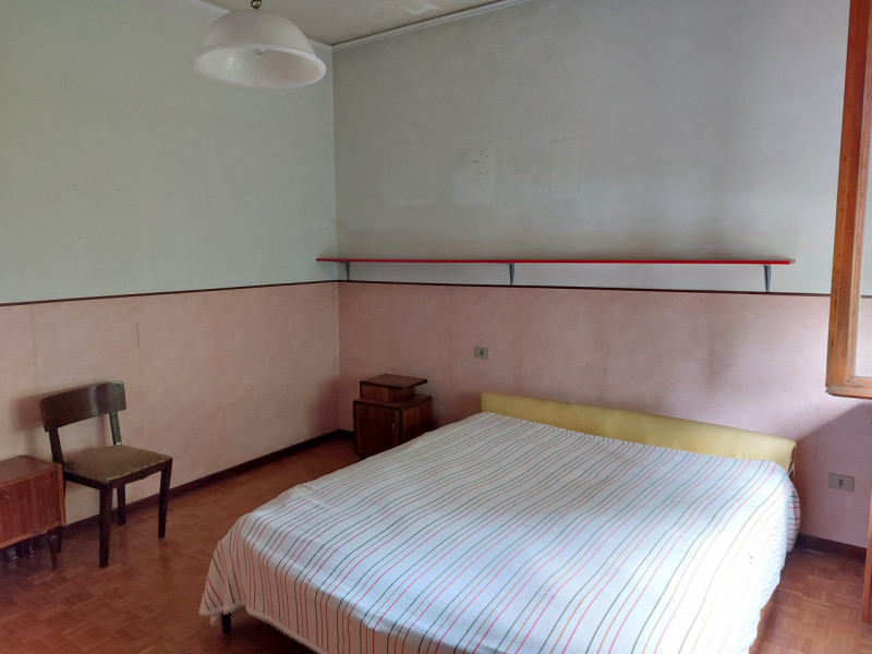 A Spresiano (TV), proponiamo in vendita casa singola da ristrutturare di 400 metri quadrati circa...