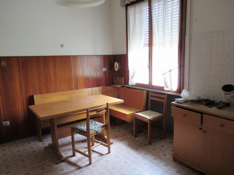 A Spresiano (TV), proponiamo in vendita casa singola da ristrutturare di 400 metri quadrati circa...