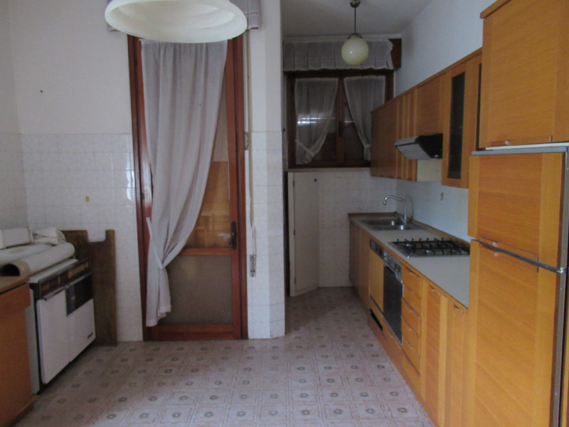 A Spresiano (TV), proponiamo in vendita casa singola da ristrutturare di 400 metri quadrati circa...